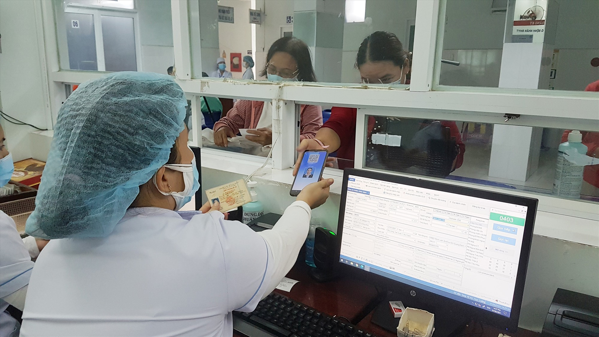 Người dân sử dụng điện thoại có cài đặt phần mềm VssID đi khám chữa bệnh tại Bệnh viện Đa khoa Quảng Nam. Ảnh: D.L