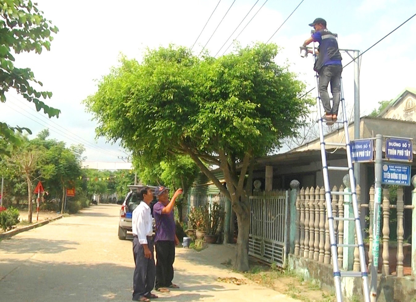 Thôn Phú Văn lắp đặt camera kiểm soát an ninh trên các tuyến đường. Ảnh: PL