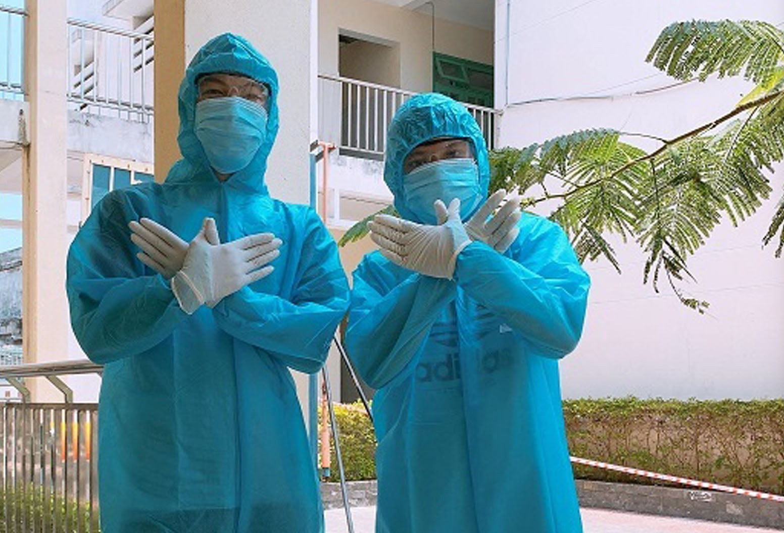 Sinh viên Nguyễn Văn Thành Khoa (bên trái) 2 lần tình nguyện tham gia phòng chống dịch Covid-19. Ảnh: V.S