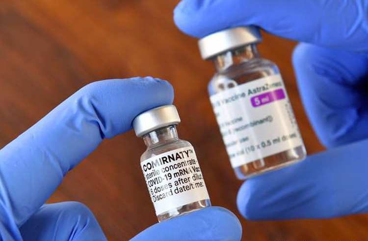 Kết quả sơ bộ nghiên cứu tại Đức cho thấy phối hợp hai loại vaccine phòng COVID-19 khiến người tiêm tạo được kháng thể mạnh hơn. Ảnh: DW