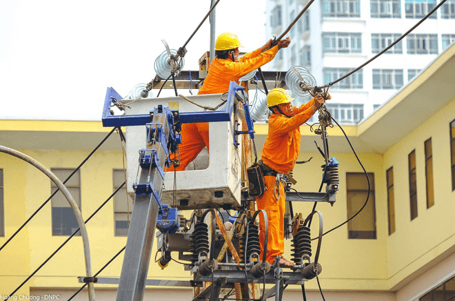 Hạ tầng điện là một trong những vấn đề được các nhà đầu tư quan tâm khi quyết định đầu tư vào thành phố. TRONG ẢNH: Công nhân Công ty TNHH MTV Điện lực Đà Nẵng thi công đường dây 22kV TBA Liên Trì (quận Hải Châu).Ảnh: PC Đà Nẵng cung cấp