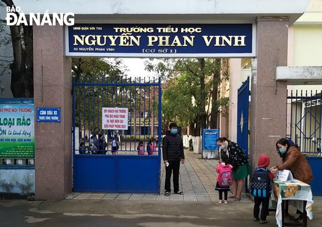 Đạt trường chuẩn quốc gia từ năm 2009, nhưng do không được mở rộng để nâng cấp cơ sở hạ tầng nên đến nay, Trường Tiểu học Nguyễn Phan Vinh (phường Thọ Quang) khó để đạt chuẩn trường quốc gia giai đoạn 2. Ảnh: KHÁNH HÒA