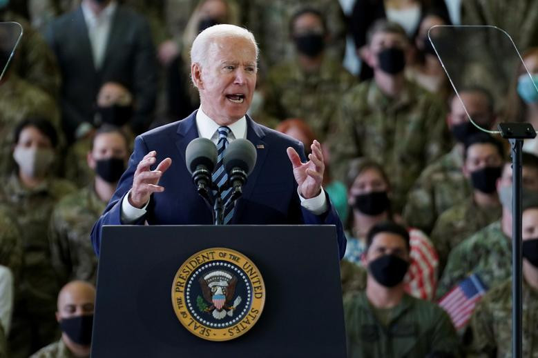 Tổng thống Joe Biden phát biểu tại căn cứ không quân Hoàng gia Anh RAF Mildenhall, nơi có các binh sĩ Mỹ đồn trú ngày 9-6. Ảnh: Reuters