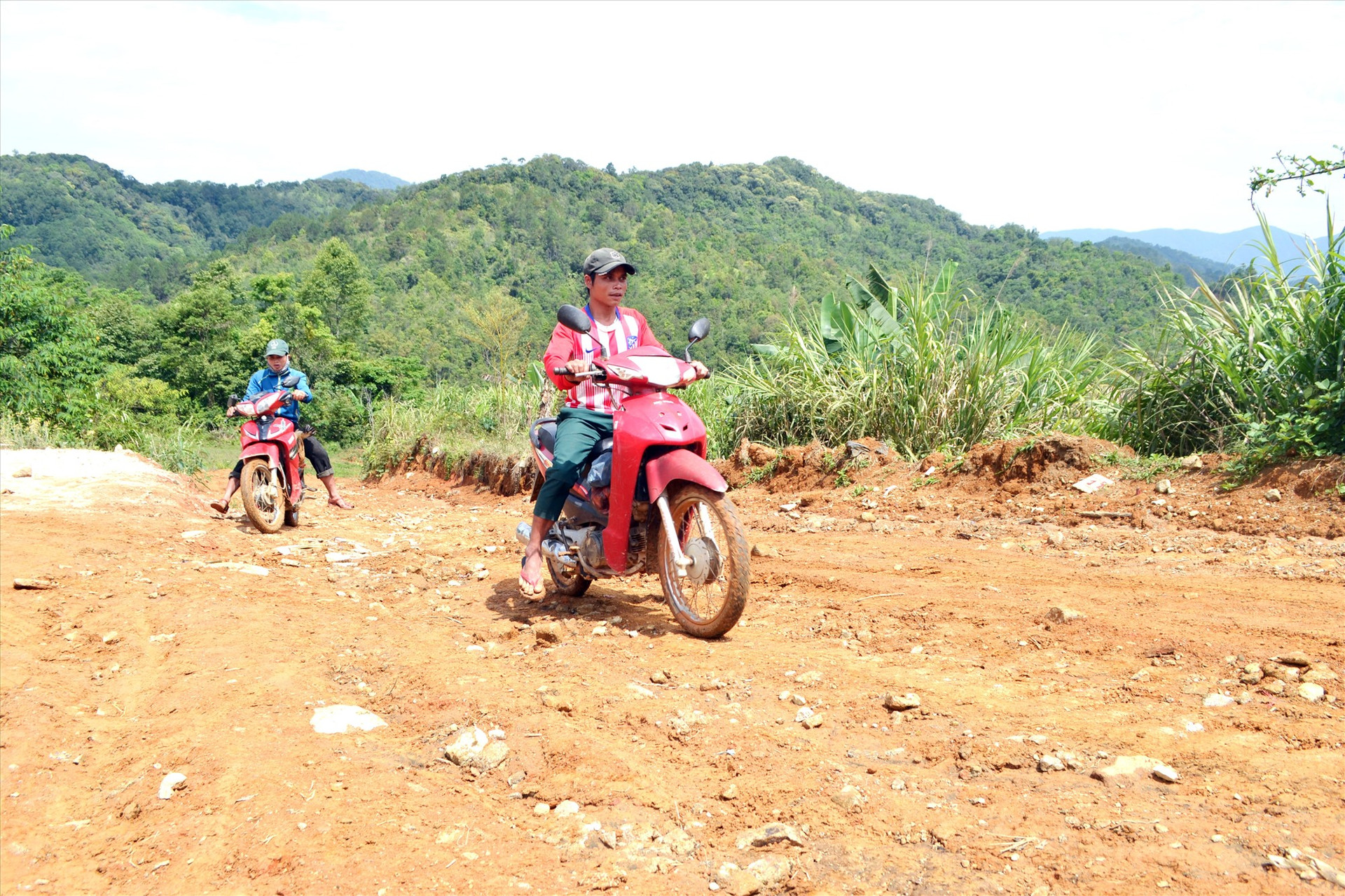 Đồng bào dân tộc thiểu số ở vùng cao Tây Giang đi xe máy không đội mũ bảo hiểm. Ảnh: C.T