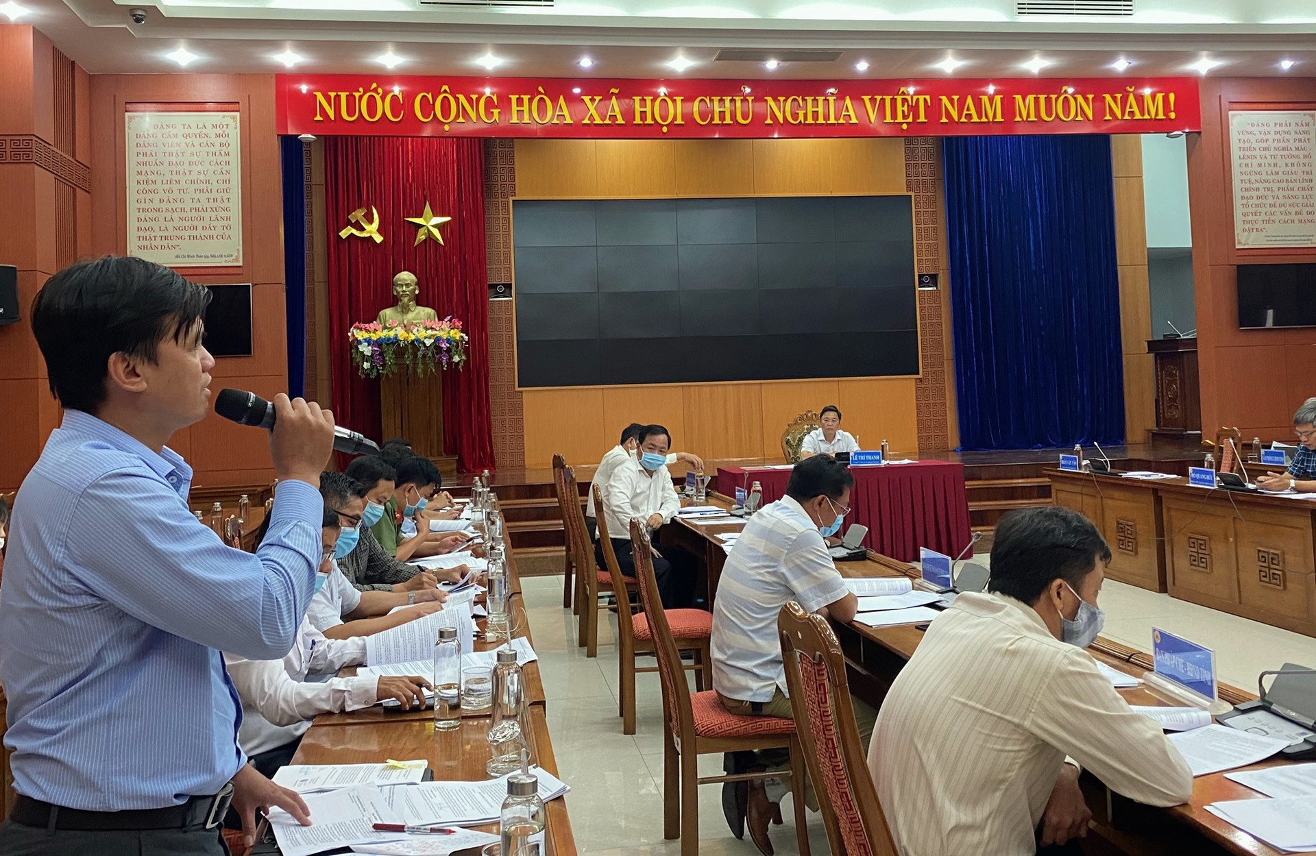 Phó Chủ tịch UBND thị xã Điện Bàn Nguyễn Minh Hiếu góp ý về dự thảo quy định chinh sách bồi thường. Ảnh: H.P