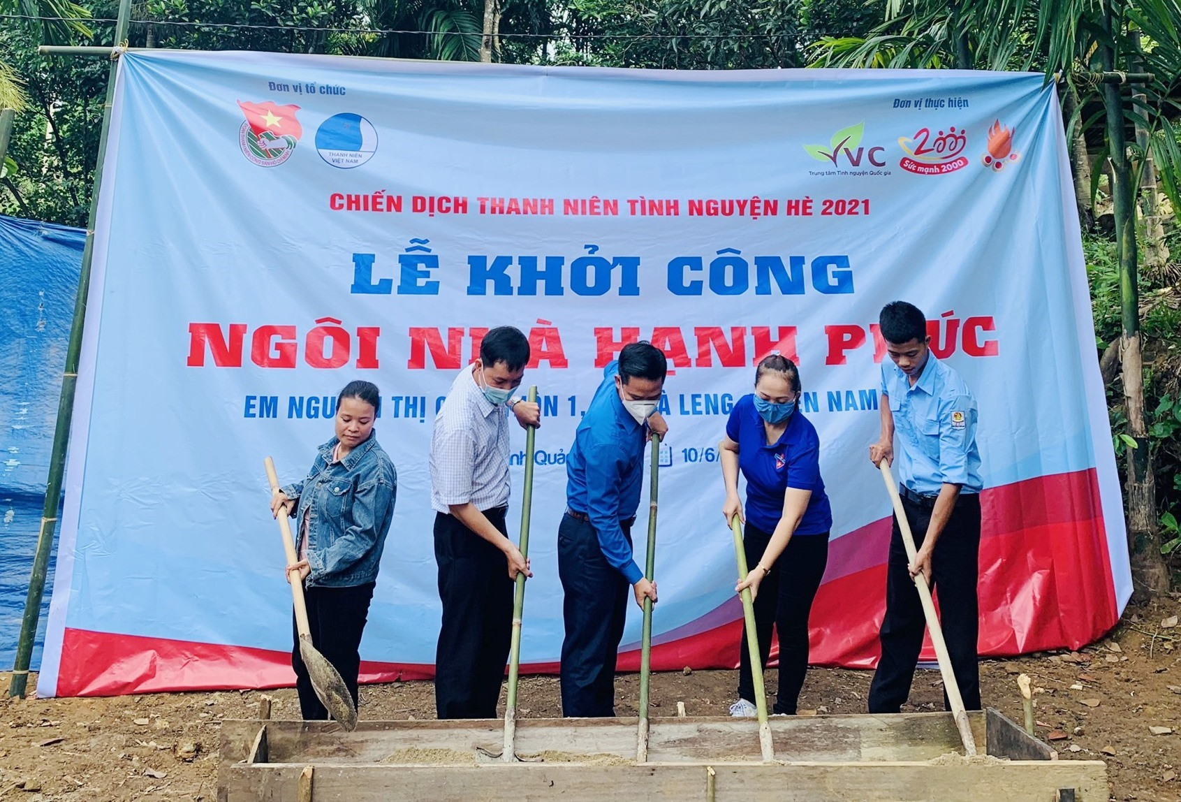 Khởi công xây dựng nhà cho em Nguyễn Thị Cam. Ảnh: THU VUI