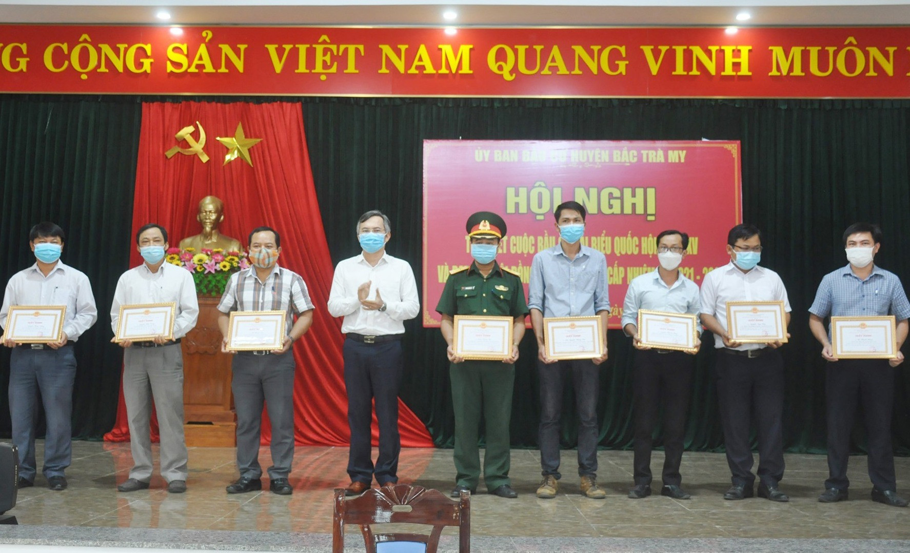 Chủ tịch UBND huyện Bắc Trà My Thái Hoàng Vũ tặng giấy khen cho các cá nhân có thành tích xuất sắc trong công tác bầu cử. Ảnh: N.Đ