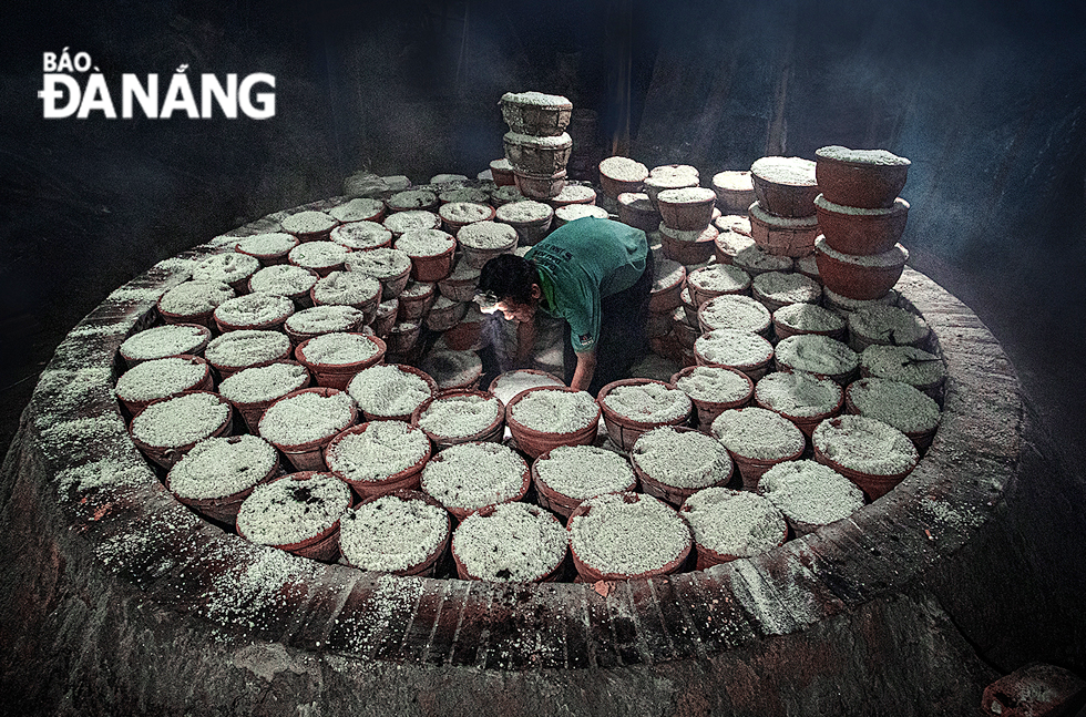 Xếp những chậu muối vào lò.