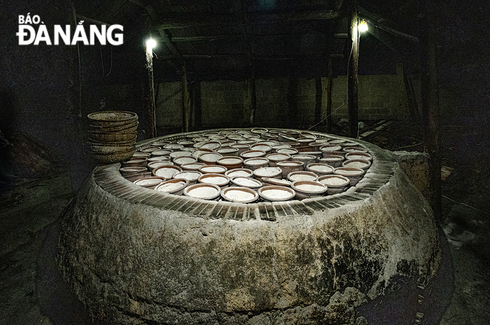 Sau 12 giờ nung dưới lửa, khi muối hầm đã chín, lò hầm được mở nắp ra và chờ cho nguội để tiến hành các công đoạn tiếp theo.
