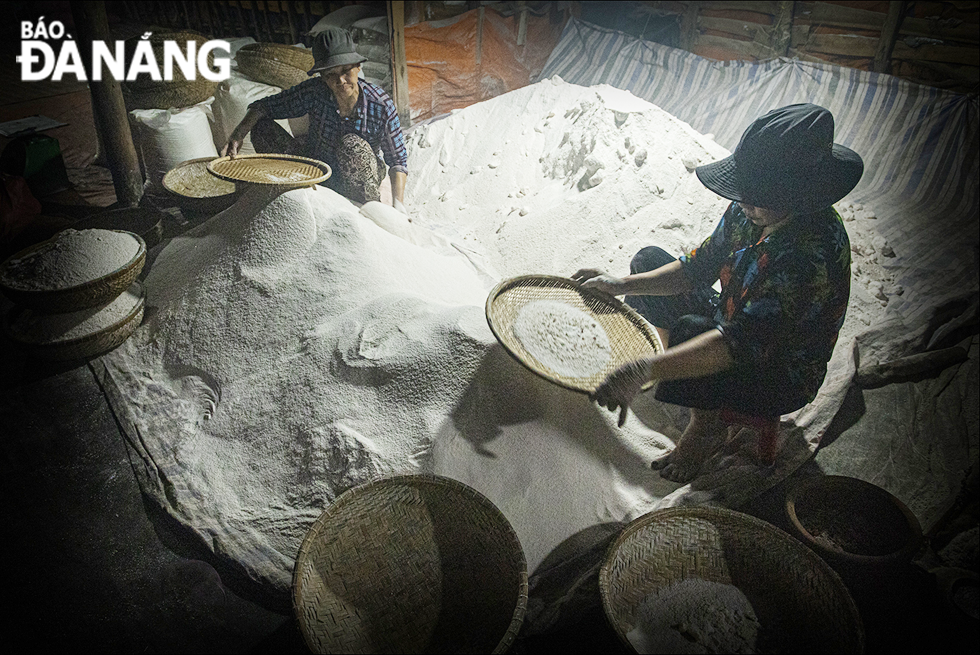 Phân loại muối hầm trước khi đóng gói đưa ra thị trường. Công việc của những người dân làm muối hầm nơi đây bắt đầu từ 24 giờ đến 6 giờ sáng hôm sau nhằm tránh bớt cái nóng âm ỉ của lò hầm.