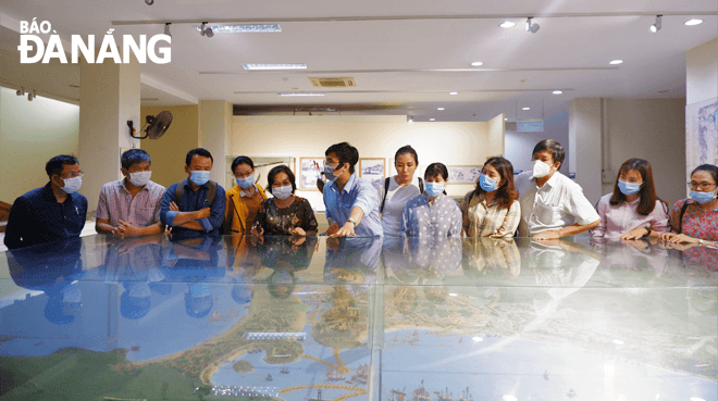 Đầu tư nguồn nhân lực cho văn hóa là việc làm cần thiết để kết hợp với phát triển du lịch. Trong ảnh: Cán bộ Bảo tàng Đà Nẵng thuyết minh cho khách tham quan (Ảnh chụp tháng 2-2021).  Ảnh: NGỌC HÀ