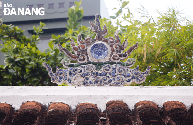 Trên mái đình làng Hải Châu đắp hình viên châu độc đáo, khác biệt với nhiều đình làng khác tại Đà Nẵng.             Ảnh: XUÂN DŨNG