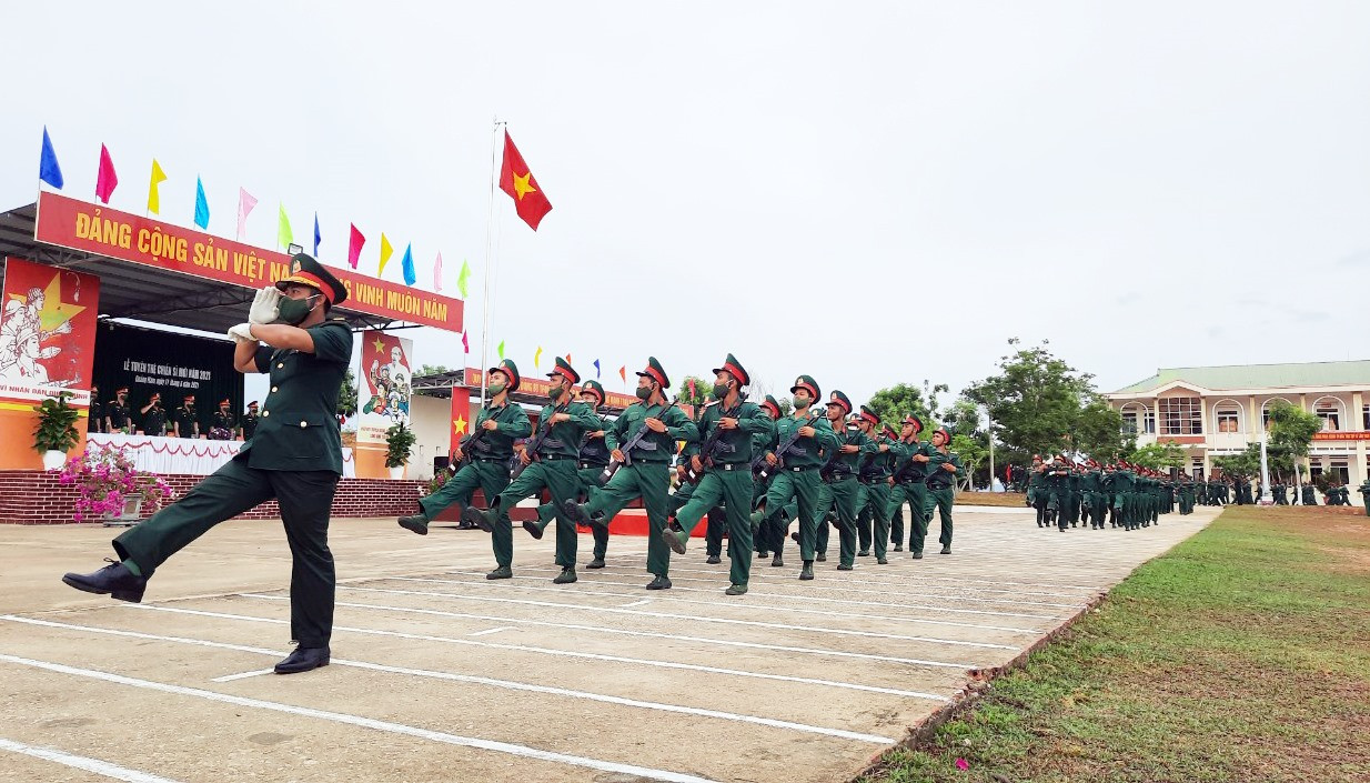 Duyệt đội ngũ tại Lễ tuyên thệ chiến sĩ mới 2021.