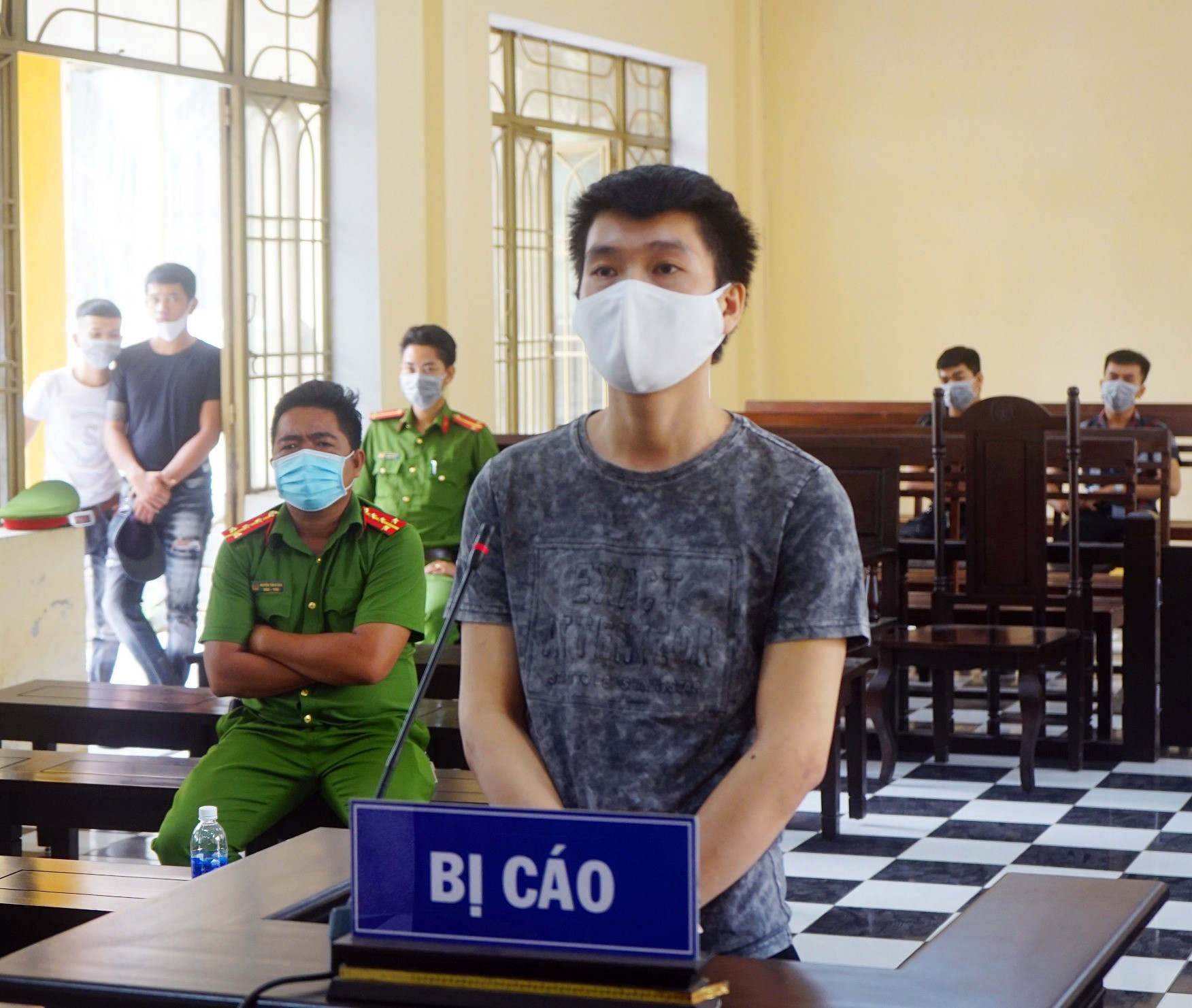 Bị cáo Huỳnh Nhân tại phiên tòa. Ảnh PHƯƠNG LOAN