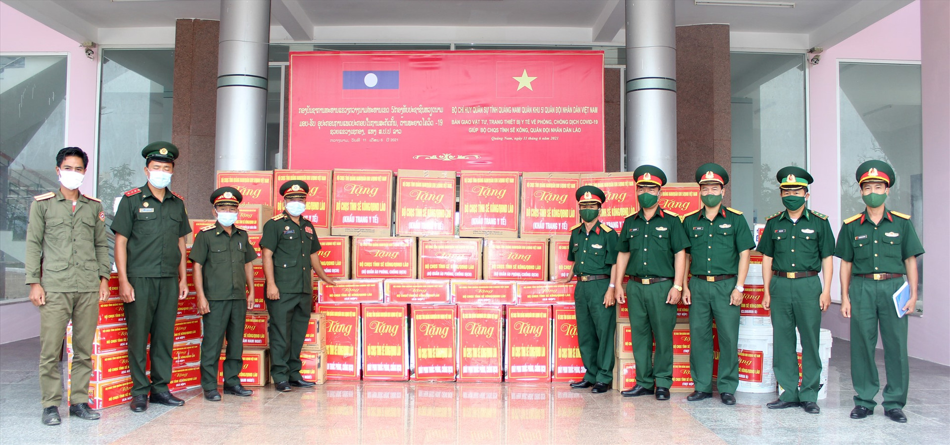 Bộ CHQS tỉnh hỗ trợ vật tư, trang thiết bị y tế cho Bộ CHQS tỉnh SêKông, Quân đội nhân dân Lào.