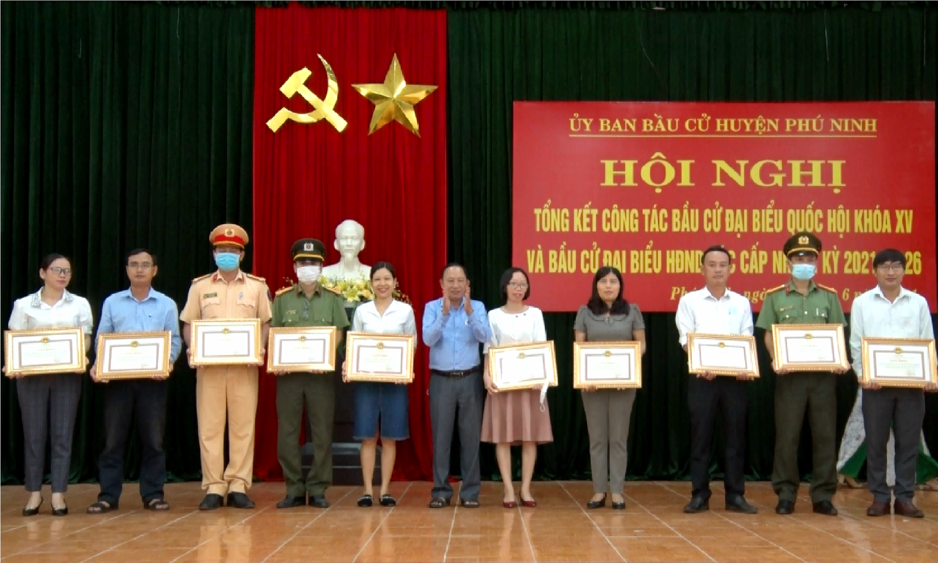 Bí thư Huyện ủy Phú Ninh Vũ Văn Thẩm trao giấy khen cho các cá nhân, tập thể hoàn thành xuất sắc trong công tác bầu cử. Ảnh: Q.VƯƠNG