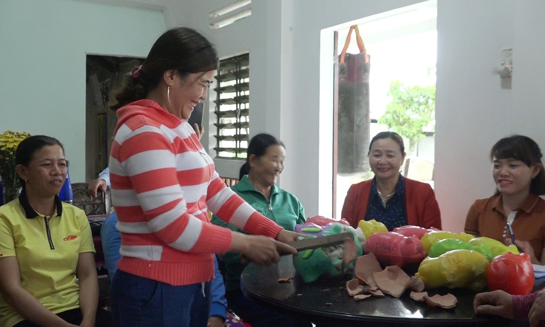 Mô hình nuôi heo đất tiết kiệm của Chi hội phụ nữ thôn Trà Long.