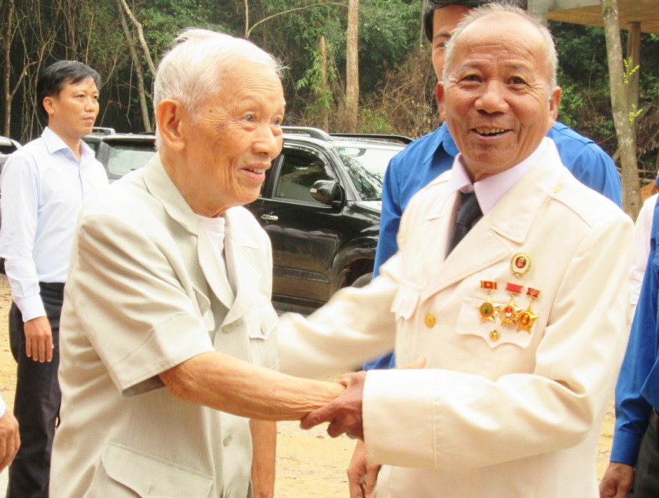 Ông Trần Thận (bên trái) - vui cùng đồng đội cũ trong ngày khánh thành Khu Di tích lịch sử cấp quốc gia Căn cứ Đặc khu ủy Quảng Đà - năm 2017.