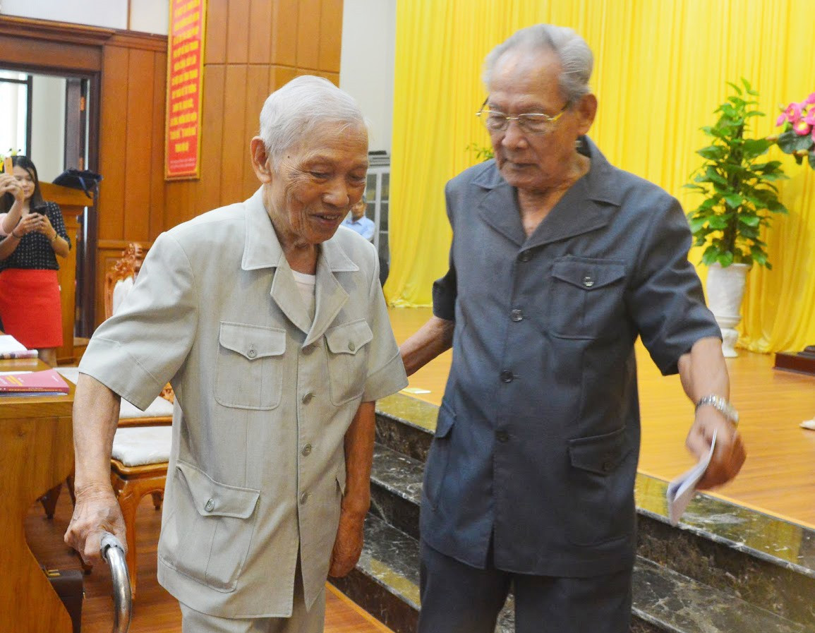 Nguyên Bí thư Đặc khu ủy Quảng Đà - Trần Thận (bên trái) gặp lại cộng sự một thời làm việc tại Đặc khu ủy. Ảnh tư liệu