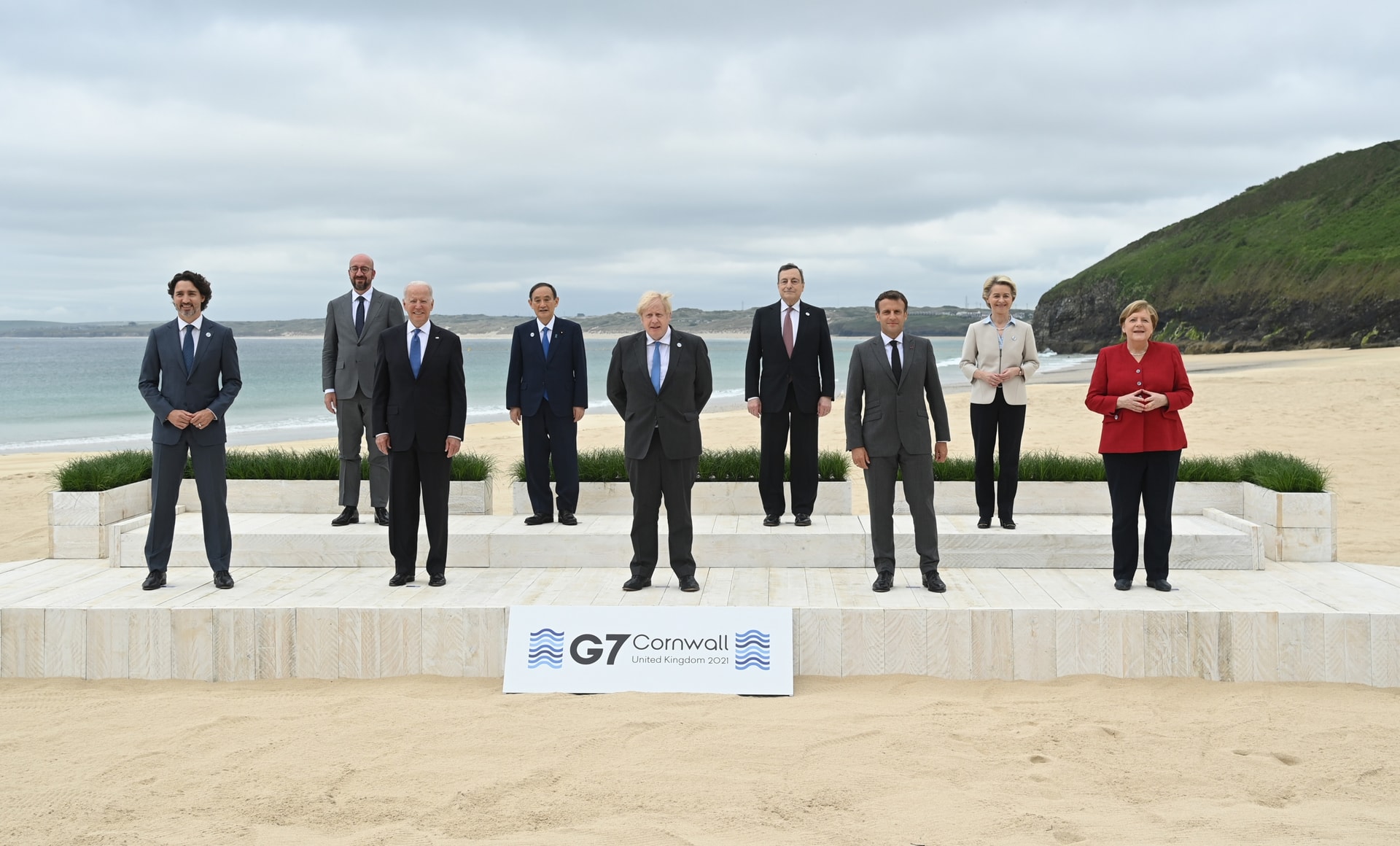 Các nhà lãnh đạo G7 chụp ảnh lưu niệm trên trên bãi biển Cornwall, Vương quốc Anh. Ảnh: Getty Images