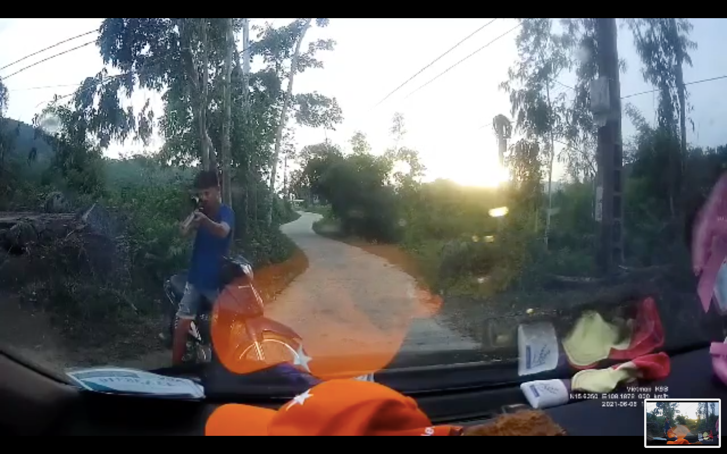 Người đi xe máy liên tục cầm “súng tự chế” chĩa về phía người đi ô tô. Ảnh cắt từ video clip
