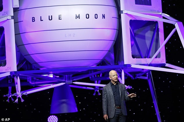 Tỷ phú Jezz Bezos có thể trở thành Nhà sáng lập Amazon Jeff Bezos tuyên bố sẽ tham gia chuyến bay có người lái đầu tiên của tàu New Shepard, do công ty Blue Origin của ông ...Ảnh: AP