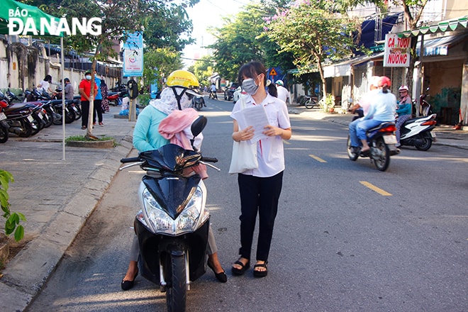 Phụ huynh đưa con đến điểm thi. Ảnh: XUÂN DŨNG