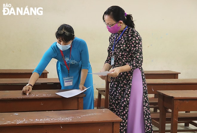 Cán bộ coi thi đánh số báo danh tại điểm thi. Ảnh: NGỌC HÀ