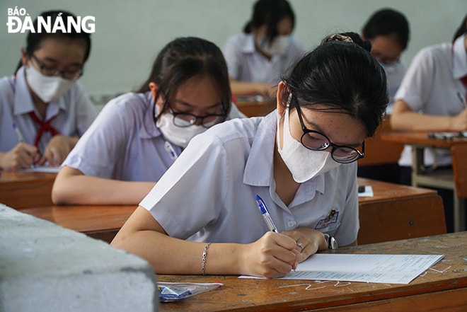 Các thí sinh điền thông tin để bắt đầu làm bài môn thi Ngữ văn sáng 15-6. Ảnh: XUÂN DŨNG