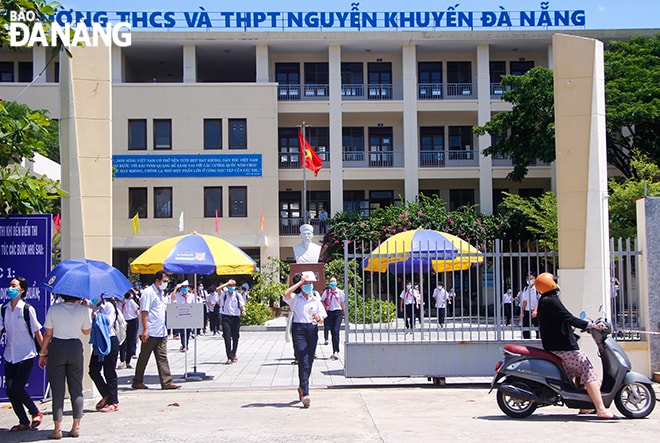 10 giờ sáng 15-6, các thí sinh hoàn thành bài thi môn Ngữ văn và bước ra ngoài phòng thi. Ảnh: XUÂN DŨNG