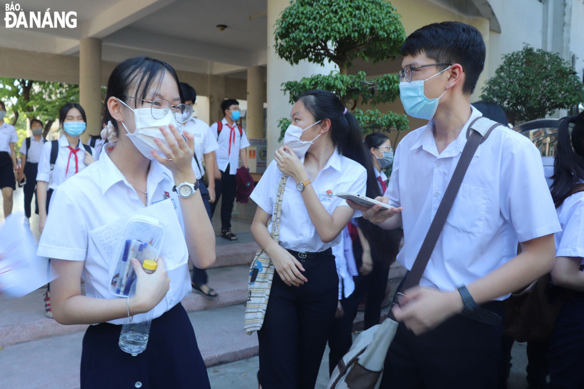 Thí sinh vui vẻ vì đề Ngoại ngữ dễ, làm hết. Ảnh NGỌC HÀ.