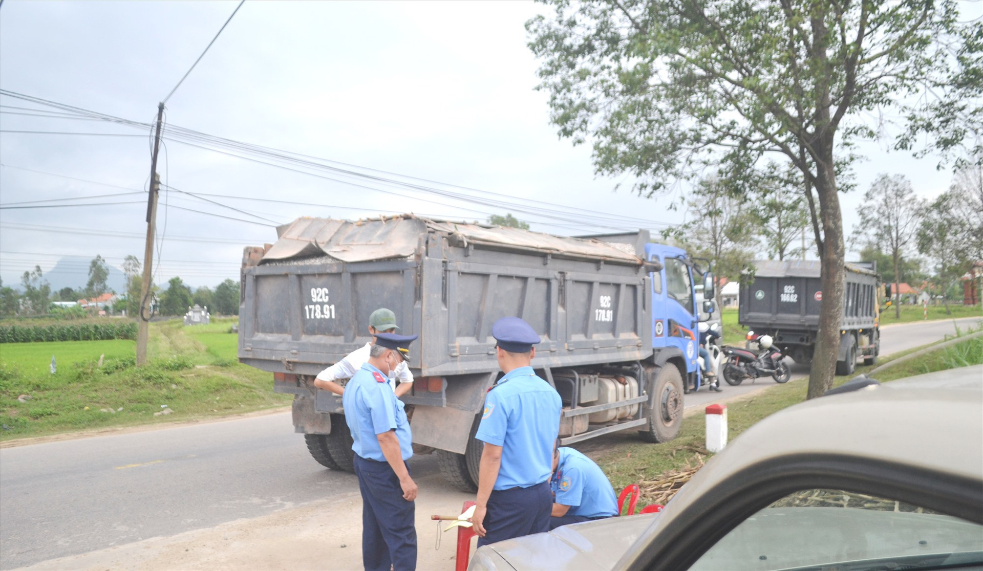 Thanh tra Sở GTVT kiểm soát tải trọng xe tải trên quốc lộ 14H (Hội An-Duy Xuyên-Nông Sơn). Ảnh: CT