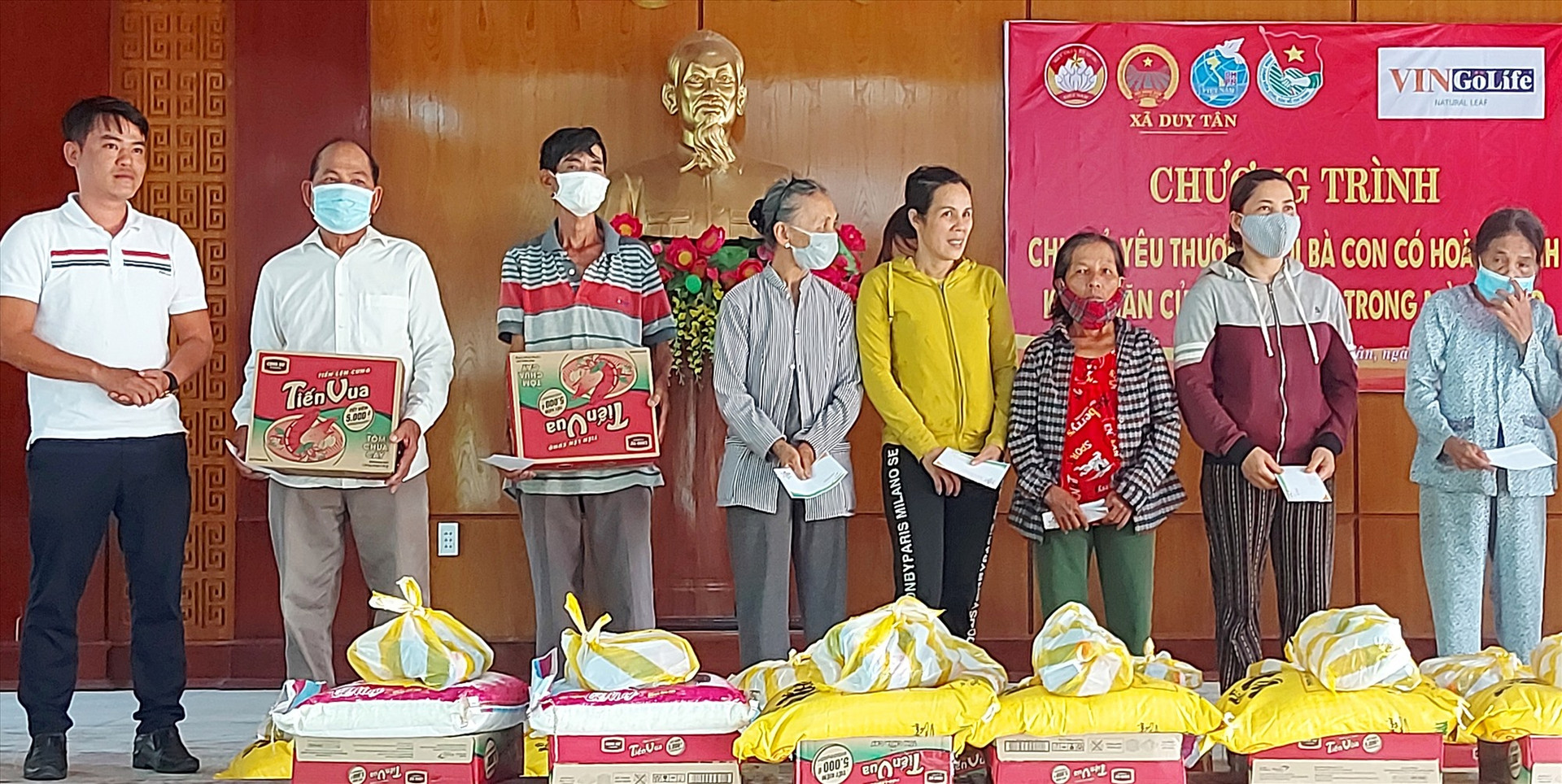 Công ty sơn VinGoLife tặng 20 suất quà cho bà con nghèo tàn tật xã Duy Tân( Duy Xuyên). Ảnh Lê A Dũng