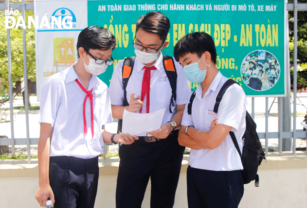 Thí sinh dự thi tại điểm thi Trường THCS-THPT Nguyễn Khuyến (quận Cẩm Lệ). Ảnh: XUÂN DŨNG