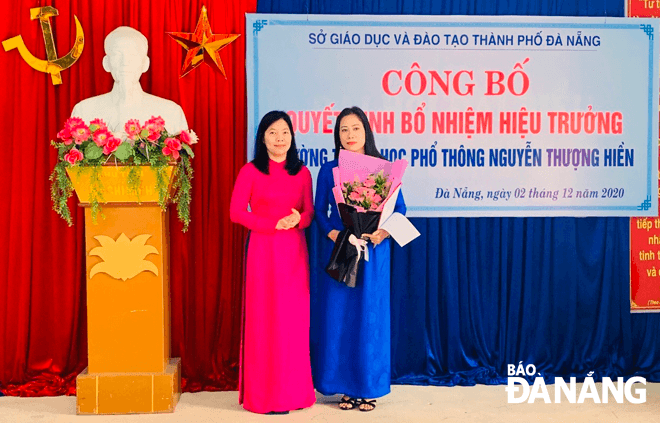 Bà Lê Thị Bích Thuận (trái), Bí thư Đảng ủy, Giám đốc Sở Giáo dục và Đào tạo trao quyết định bổ nhiệm Hiệu trưởng Trường THPT Nguyễn Thượng Hiền cuối năm 2020. Ảnh: NP