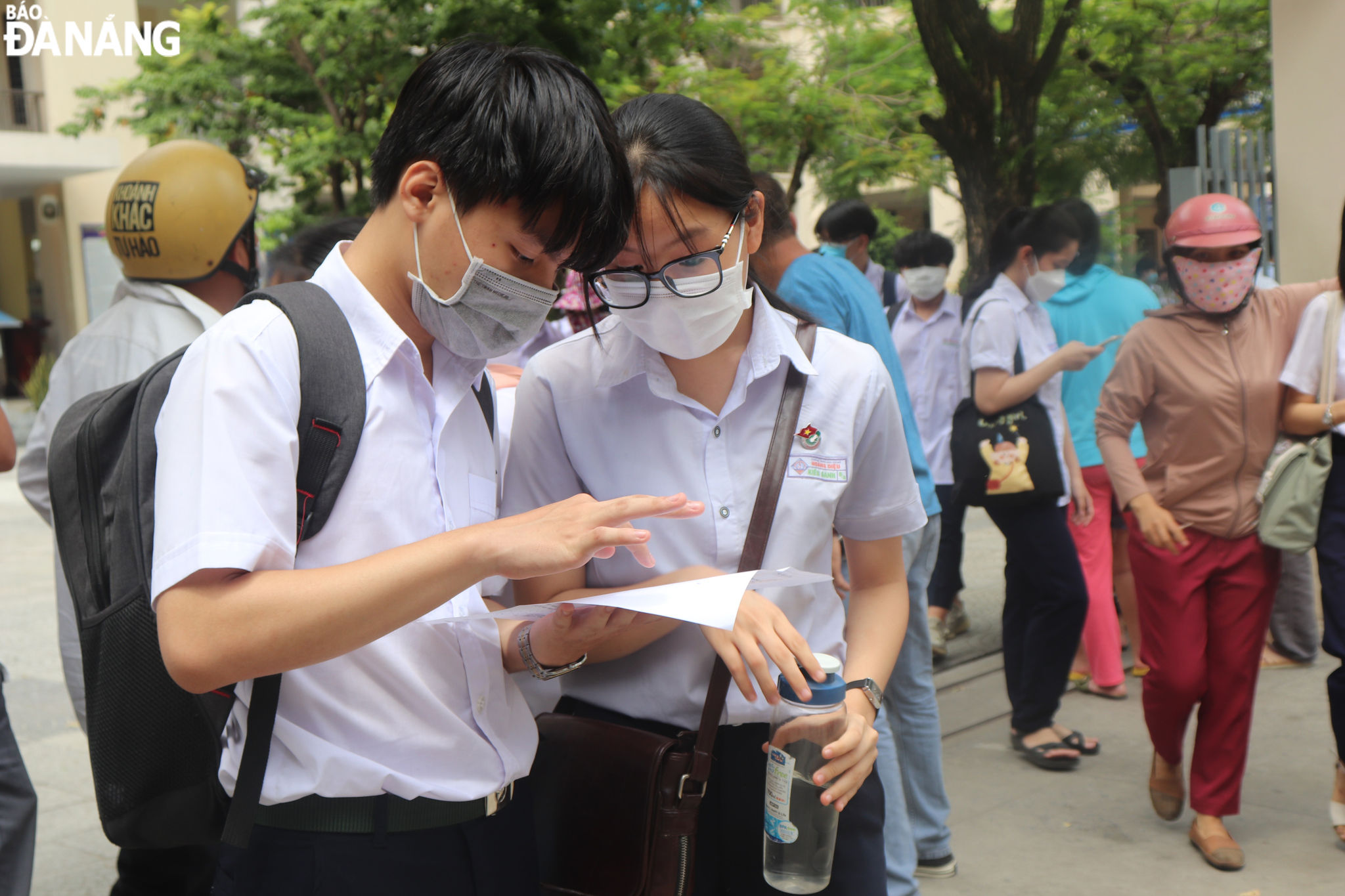 Thí sinh trao đổi bài khi kết thúc môn Toán. Ảnh: NGỌC HÀ