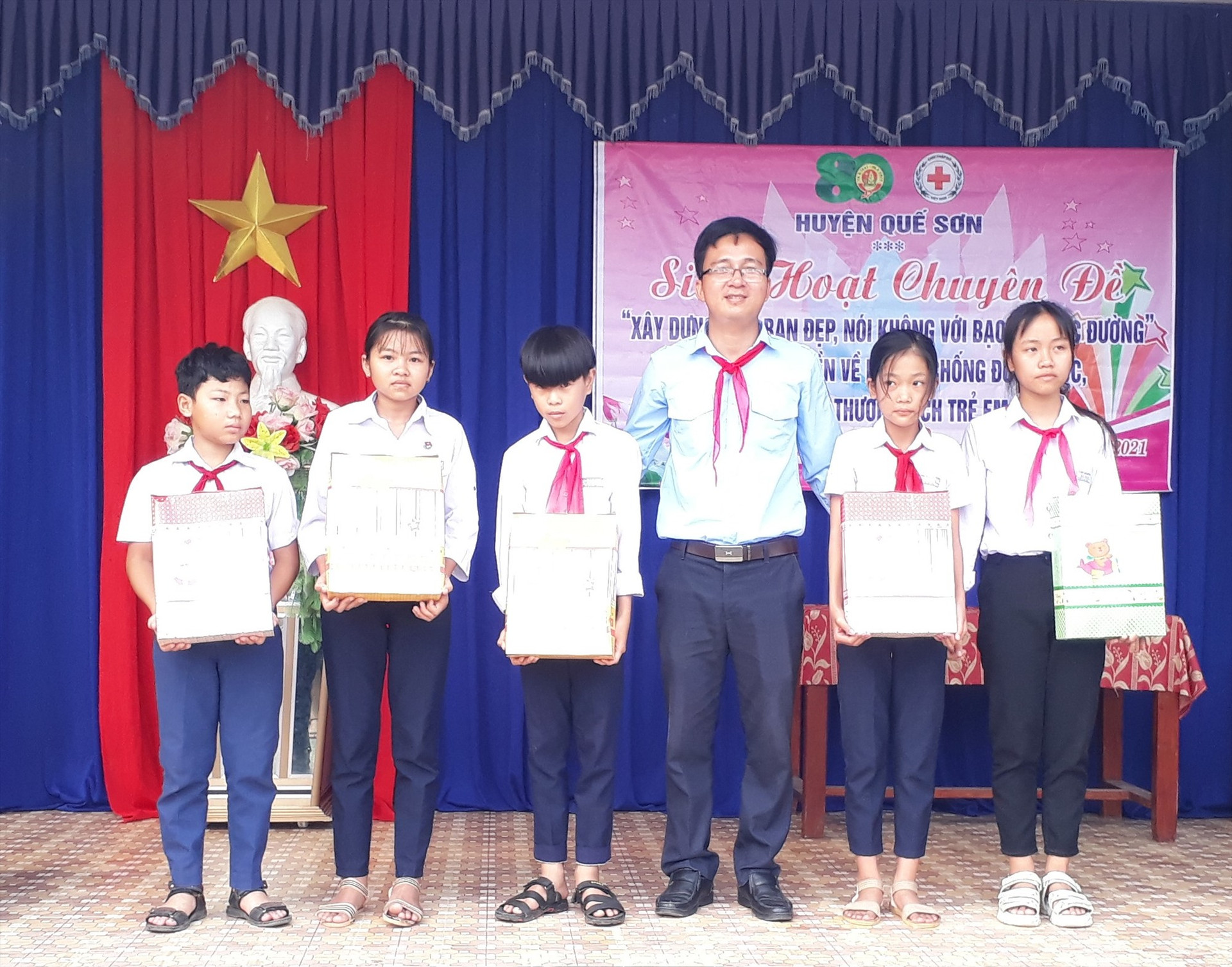 Hội đồng Đội Quế Sơn tặng quà hỗ trợ học sinh khó khăn ở xã Quế Minh. Ảnh: T.