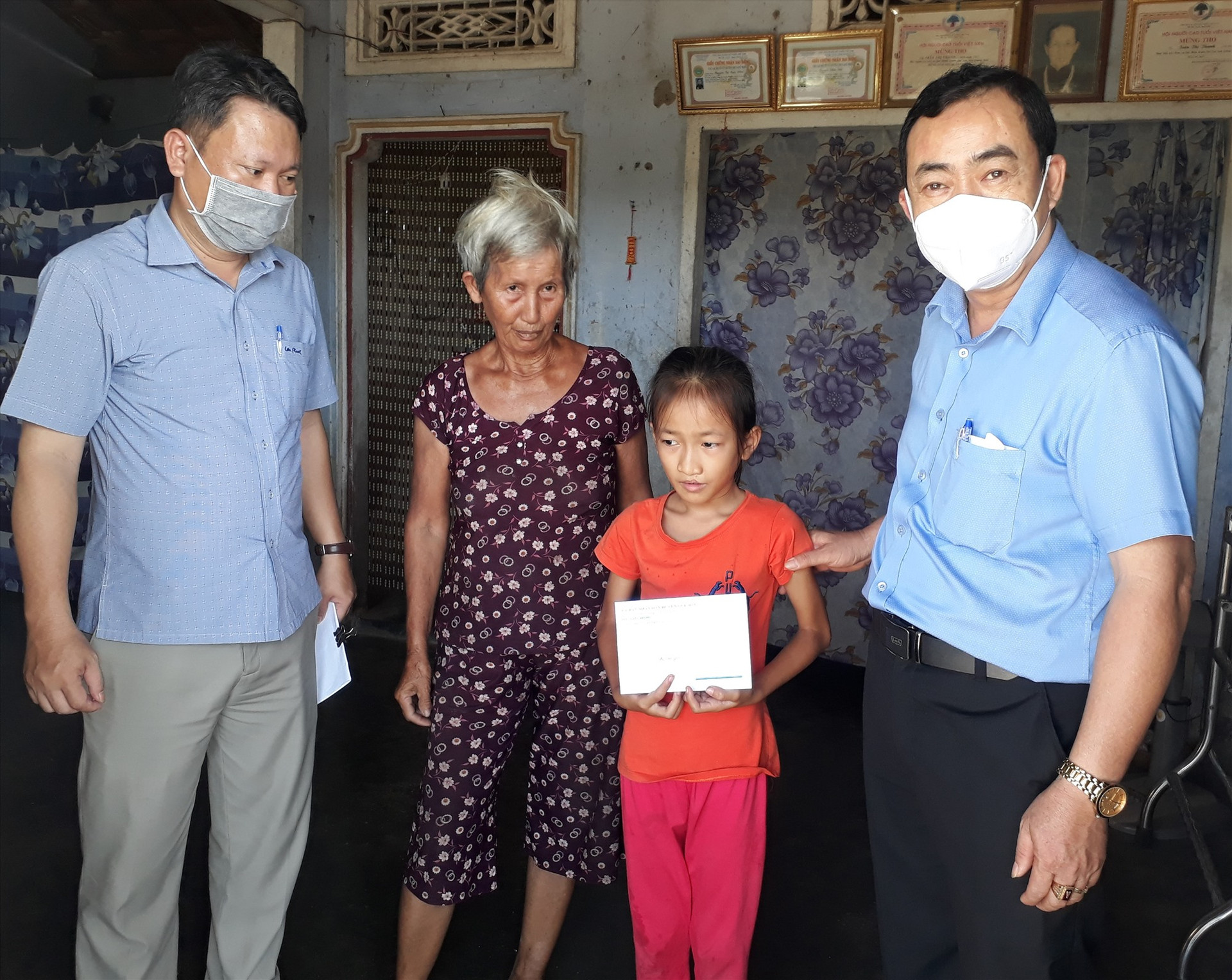 Lãnh đạo huyện Quế Sơn thăm, tặng quà trẻ em đặc biệt khó khăn nhân ngày Quốc tế Thiếu nhi 1.6. Ảnh: T.P