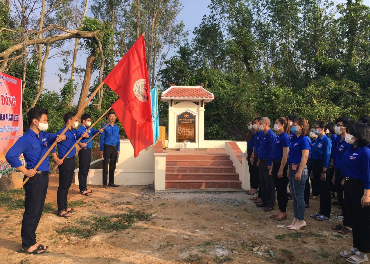 Huyện đoàn Quế Sơn góp công xây dựng Bia di tích hang Đá Bể ở thị trấn Đông Phú. Ảnh: T.L