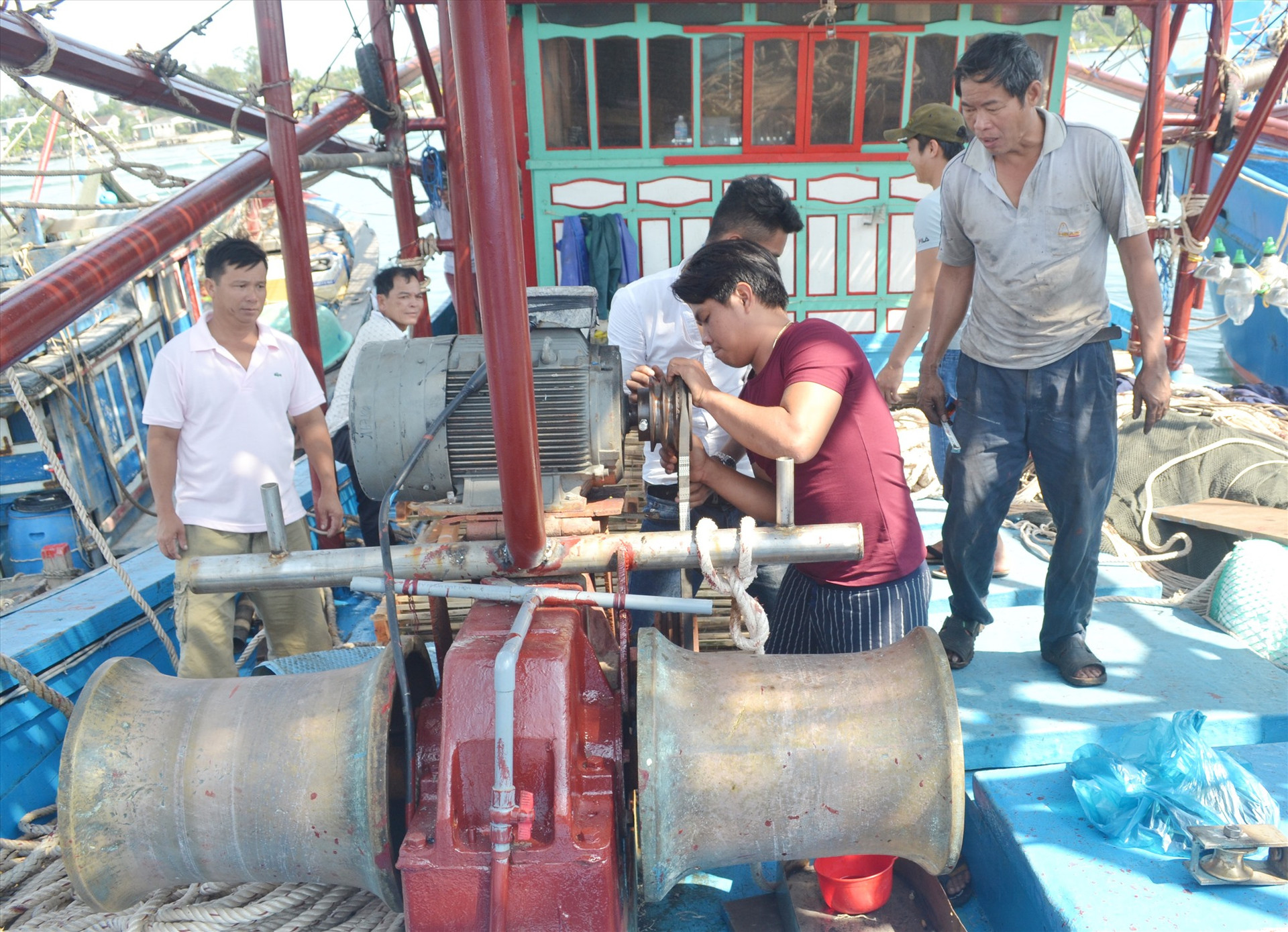 Tời thủy lực lắp đặt trên tàu khai thác hải sản xa bờ của ngư dân Trần Công Ba (thôn Sâm Linh Đông, xã Tam Quang, Núi Thành). Ảnh: VIỆT NGUYỄN