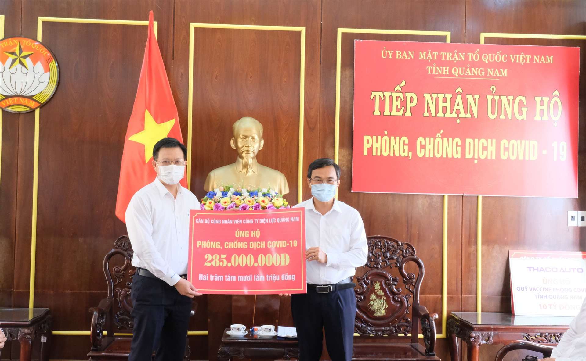 Ông Nguyễn Hữu Khánh - Giám đốc PC Quảng Nam (bên trái) trao số tiền ủng hộ Quỹ vắc xin phòng Covid-19 cho Ủy ban MTTQVN tỉnh
