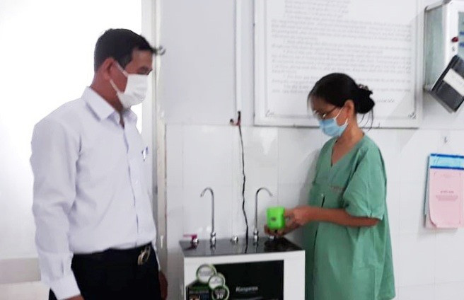 Bệnh nhân Bệnh viện Đa khoa Quảng nam dùng máy lọc nước nóng lạnh từ sự tài trợ của Quỹ Children are innocent. Ảnh: C.N
