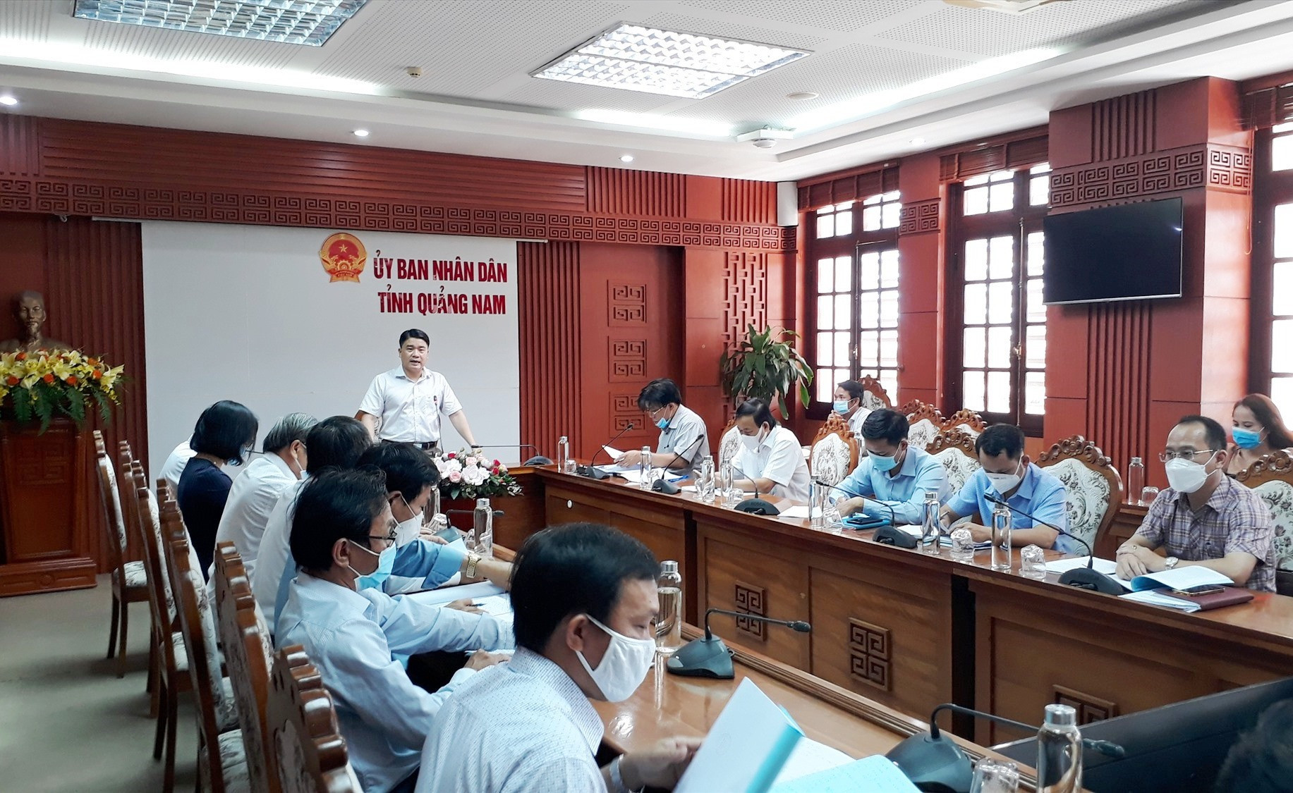 Phó Chủ tịch UBND tỉnh Trần Văn Tân yêu cầu tăng cường phòng chống dịch tại kỳ thi tốt nghiệp THPT sắp tới. Ảnh: X.P