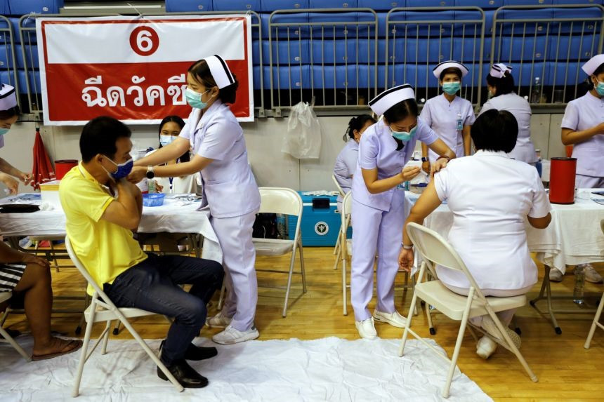 Thái Lan ưu tiên tiêm phòng vắc xin ngừa Covid-19 cho người dân của đảo du lịch Phuket. Ảnh: Reuters