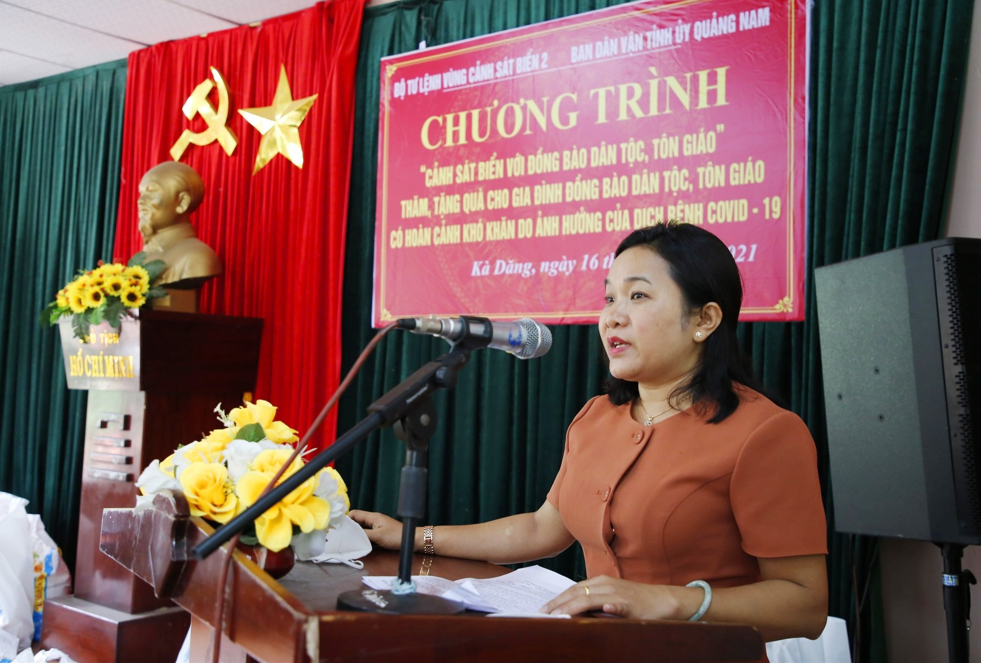 Đồng chí Huỳnh Thị Thùy Dung - Trưởng Ban dân vận Tỉnh ủy phát biểu tại buổi trao quà. Ảnh: T.C