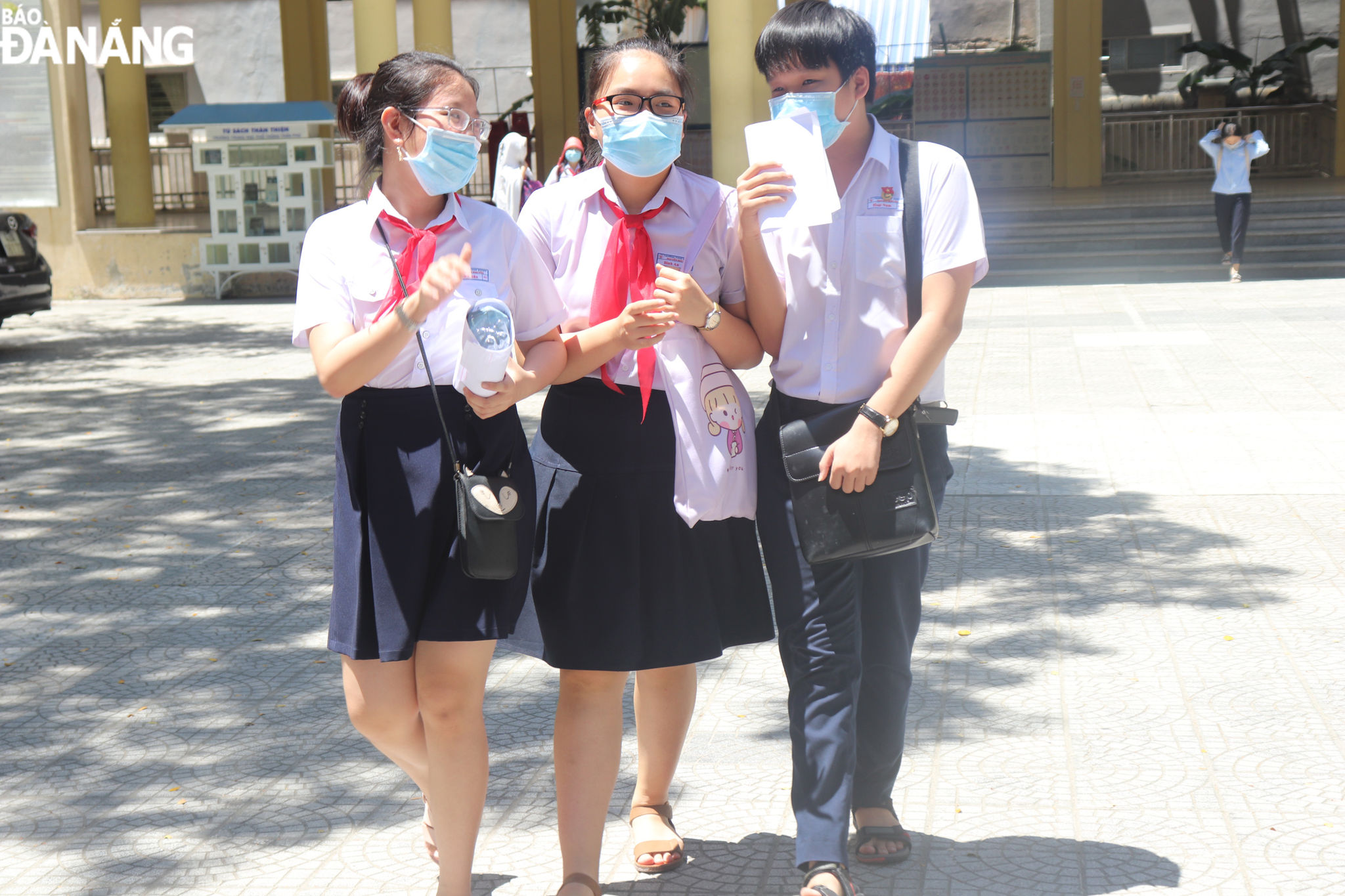 Thí sinh vui vẻ ra về khi kết thúc buổi thi. Ảnh: NGỌC HÀ