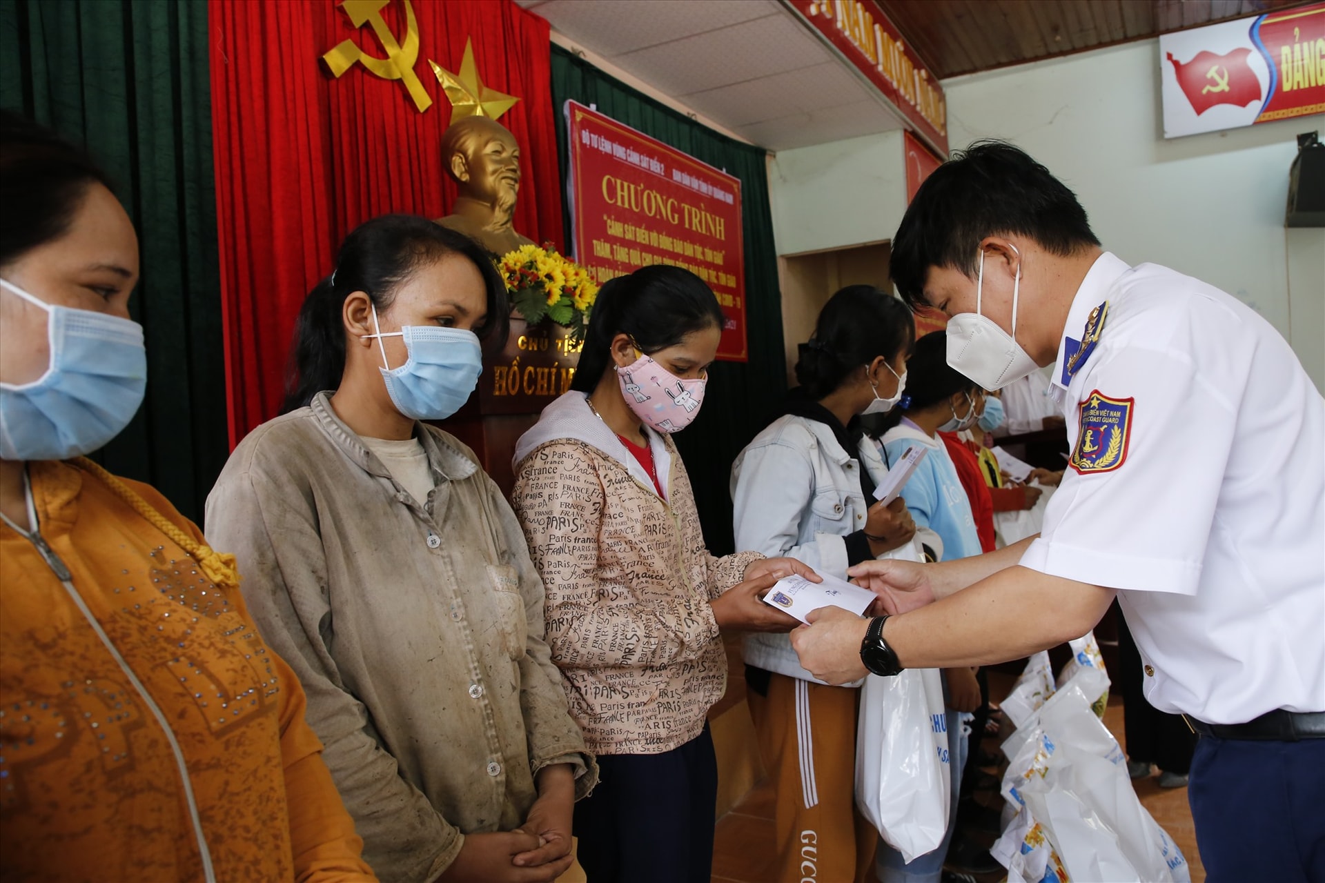 Thượng tá Bùi Đại Hải - Phó Chính ủy Bộ tư lệnh Vùng Cảnh sát biển 2 tặng quà cho các hộ gia đình khó khăn ở xã Kà Dăng. Ảnh: T.C