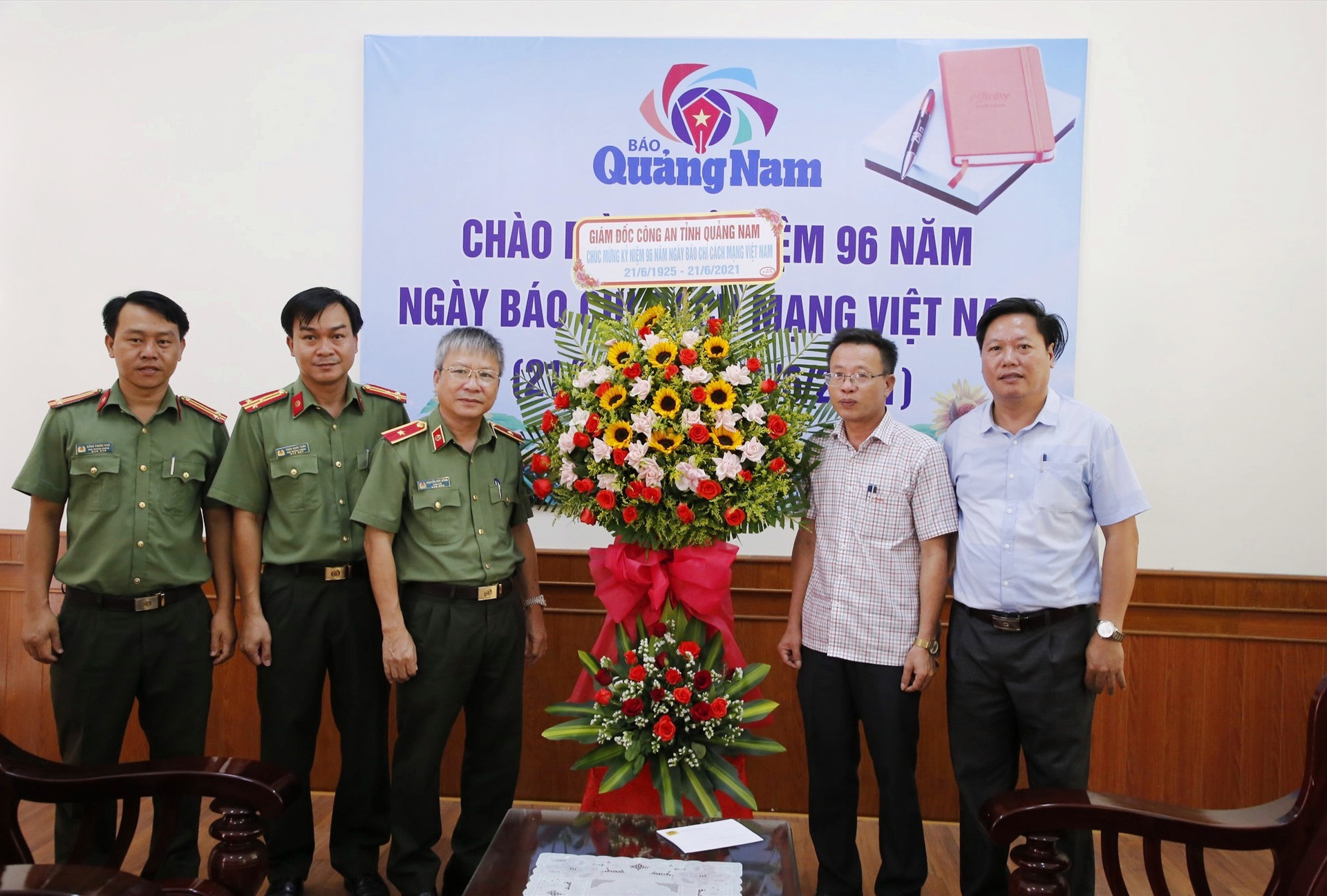 Thiếu tướng Nguyễn Đức Dũng chụp ảnh lưu niệm với lãnh đạo Báo Quảng Nam. Ảnh: T.C