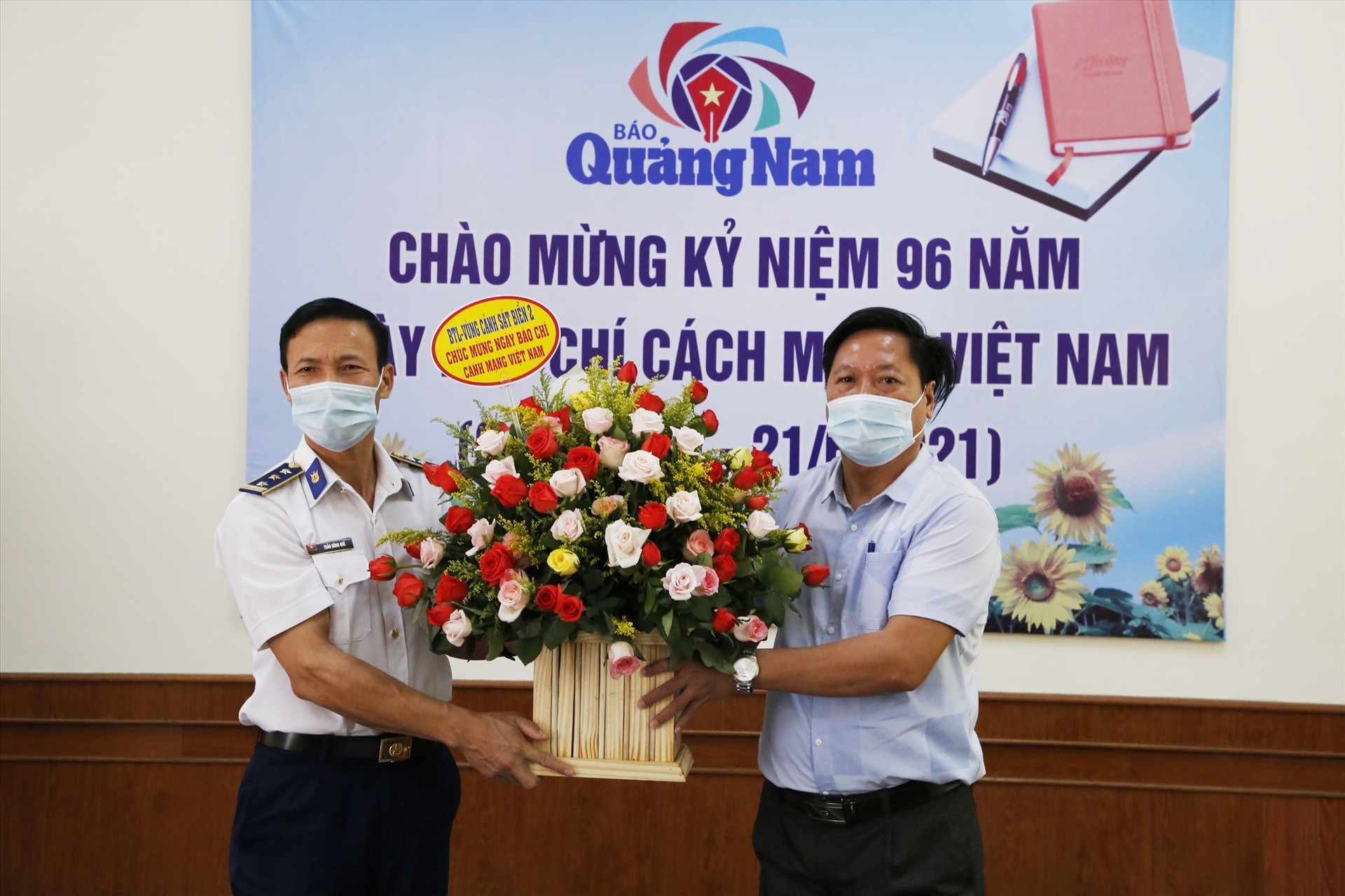 Đại diện lãnh đạo Bộ tư lệnh Vùng Cảnh sát biển 2 thăm, tặng hoa Báo Quảng Nam nhân kỷ niệm 96 năm ngày Báo chí cách mạng Việt Nam. Ảnh: T.C
