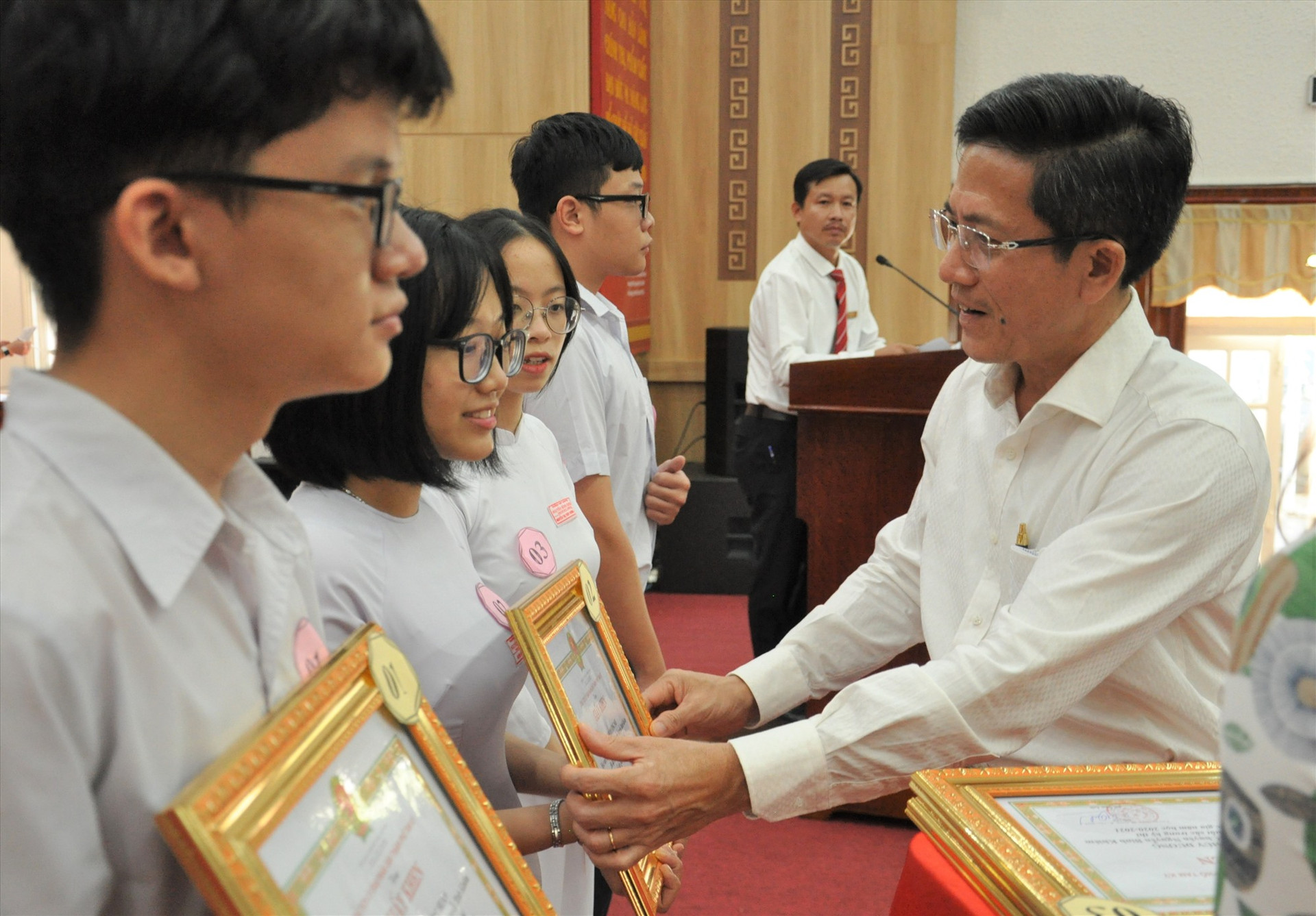Bí thư Thành ủy Tam Kỳ Trần Nam Hưng tặng giấy khen và tiền thưởng cho HS xuất sắc. Ảnh: X.P